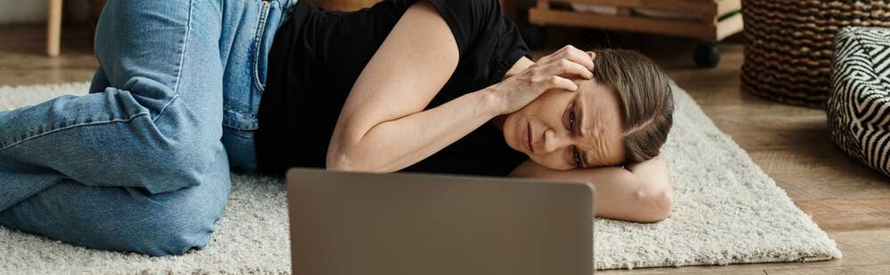 psychiatrist conducting onlinemental health evaluation for post-traumatic stress disorder