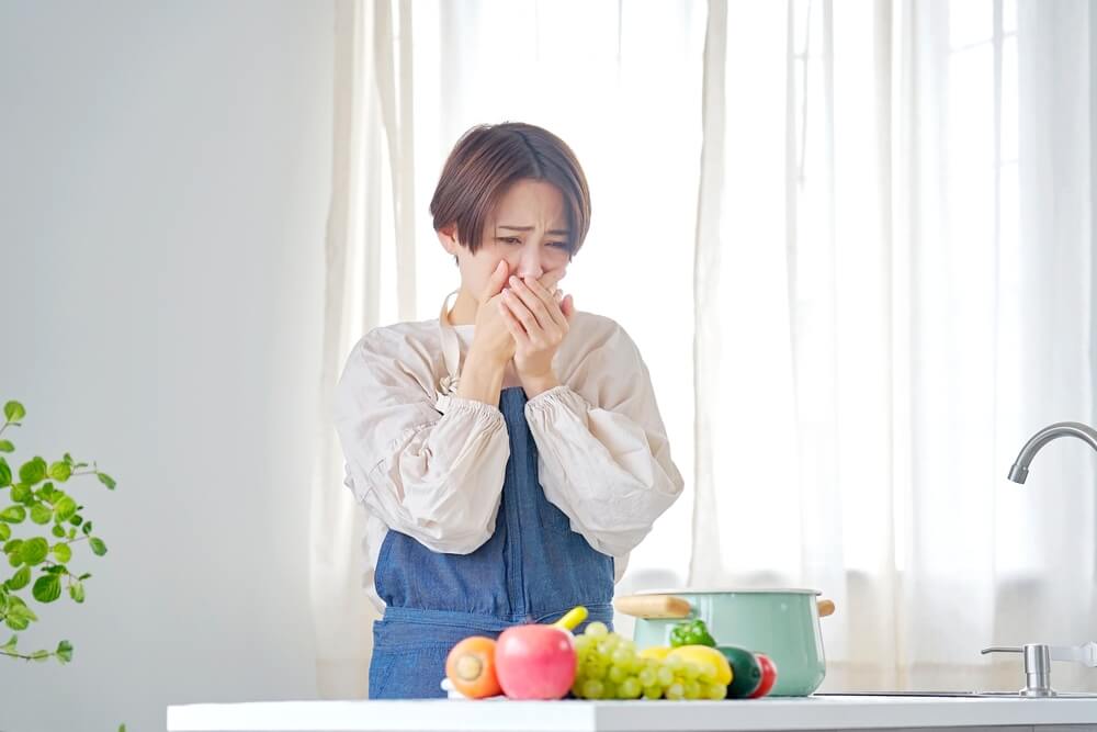 Person experiencing rumination disorder symptoms shortly after eating a meal