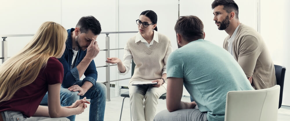  Psychotherapist providing counseling and CBT therapy for schizophrenia treatment, with Family supporting