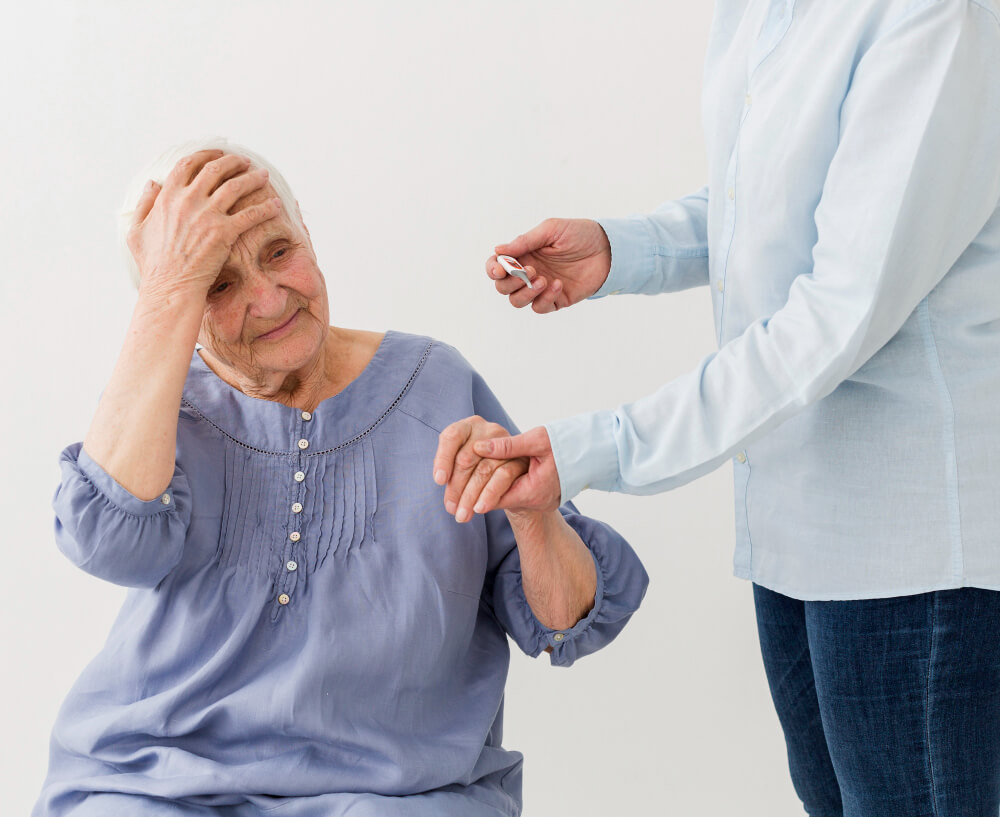 Dementia care specialist discussing symptoms and diagnosis with elderly patient and family
